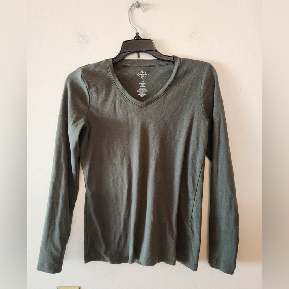 St Johns Bay long sleeve green v neck essential tee size xs